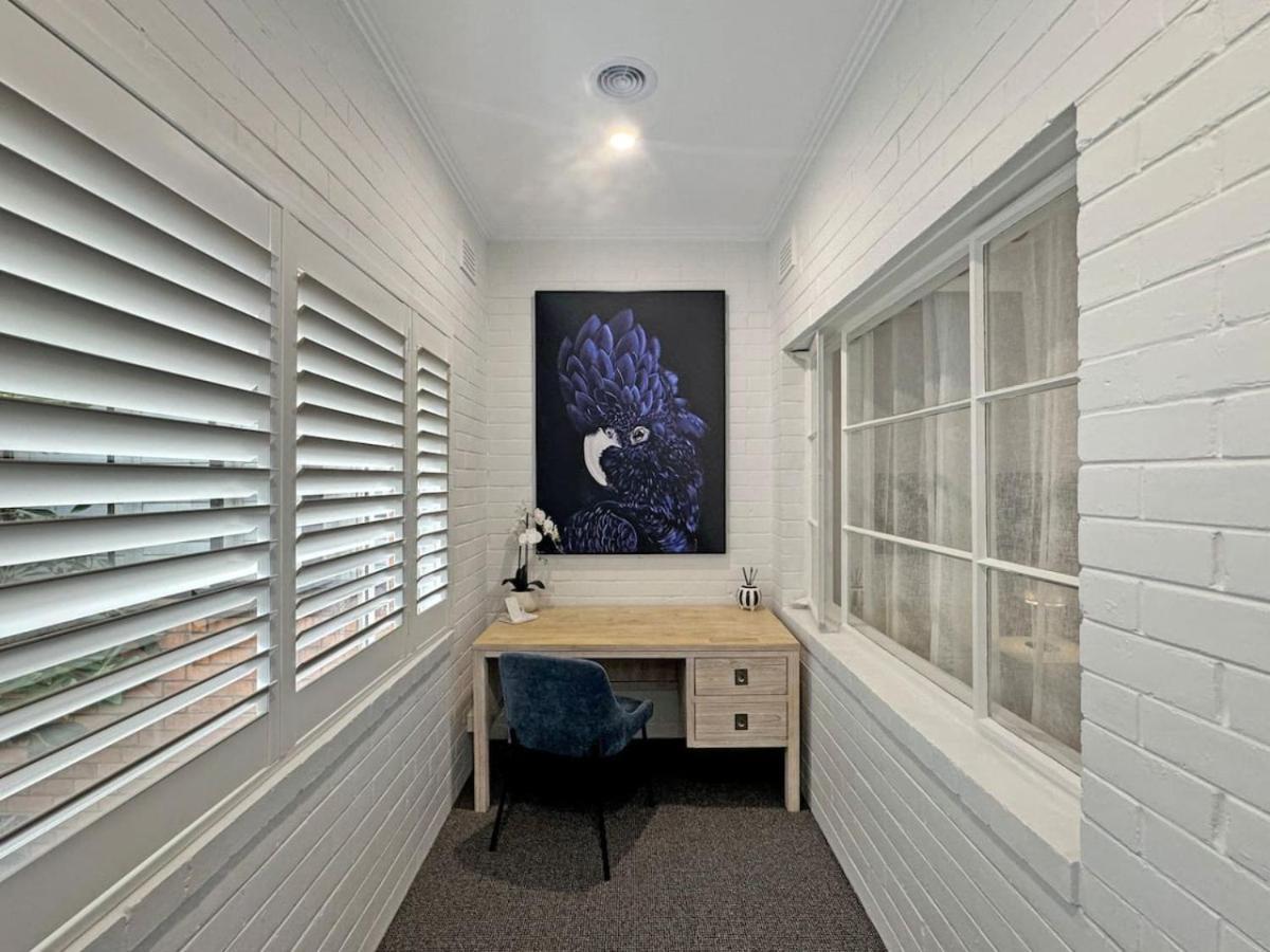 Luxurious Art Deco Abode Opposite Park Melbourne
