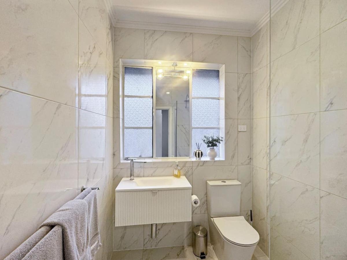 Luxurious Art Deco Abode Opposite Park Apartment