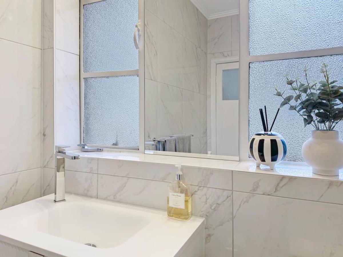 Luxurious Art Deco Abode Opposite Park Apartment Melbourne