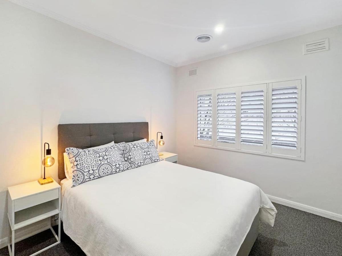 Luxurious Art Deco Abode Opposite Park Melbourne
