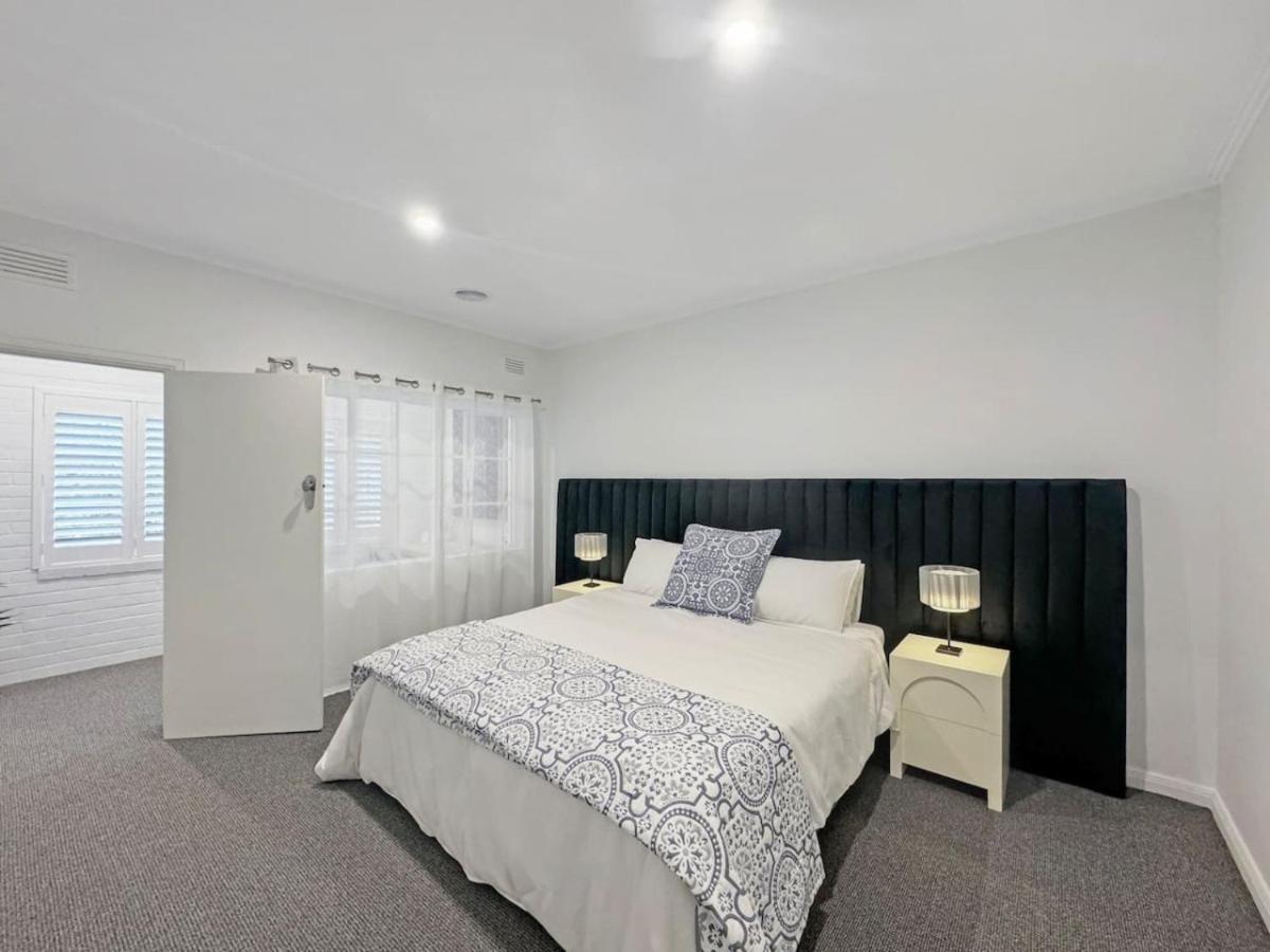 Luxurious Art Deco Abode Opposite Park