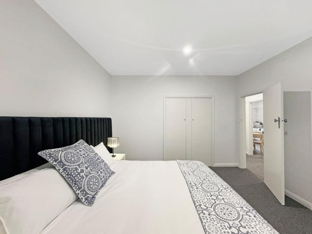 Luxurious Art Deco Abode Opposite Park Apartment Melbourne