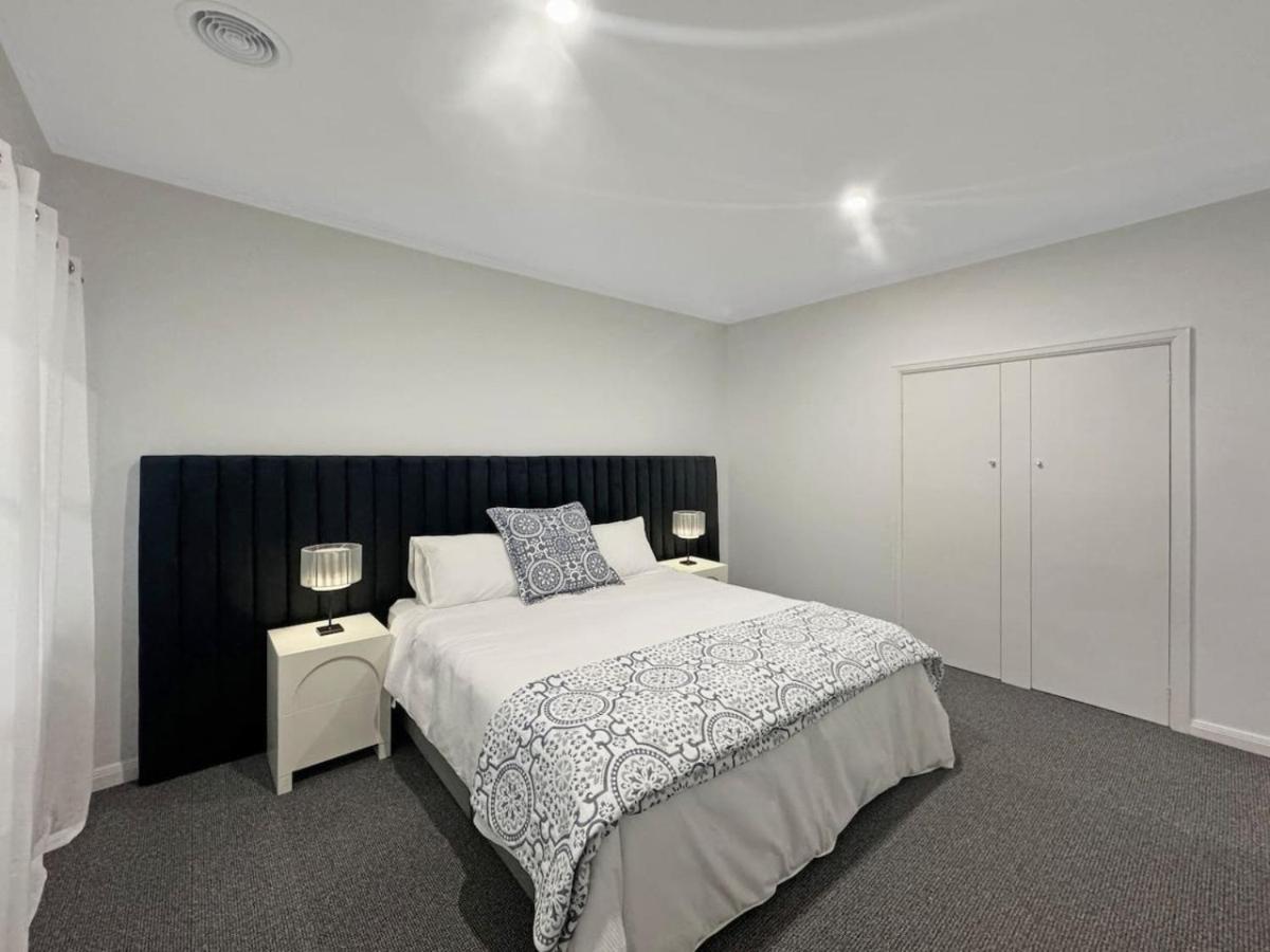 Luxurious Art Deco Abode Opposite Park *