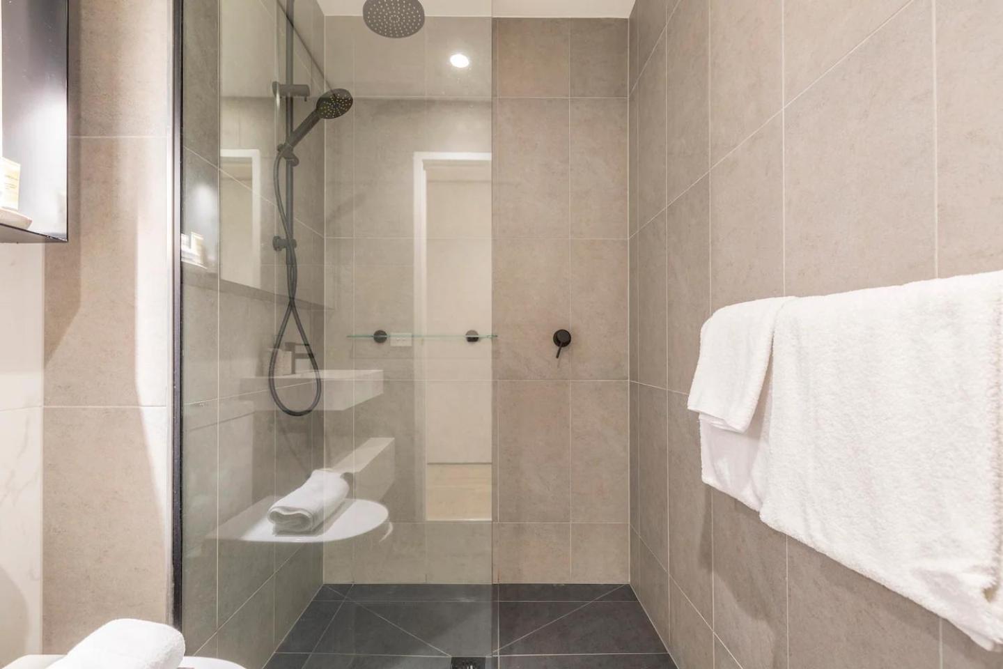 Apartment Hip Pad In Cool St Kilda Precinct Free Parking