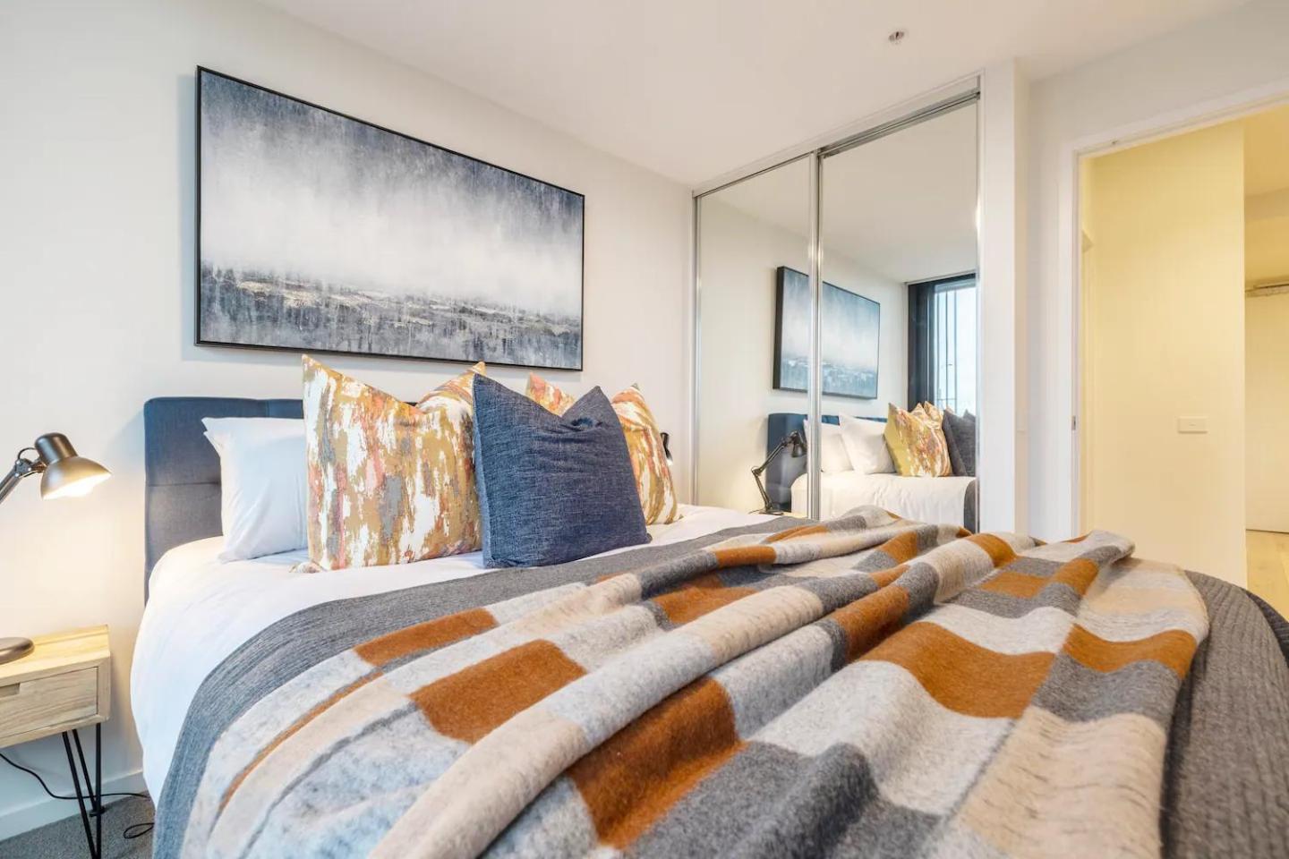 Hip Pad In Cool St Kilda Precinct Free Parking *