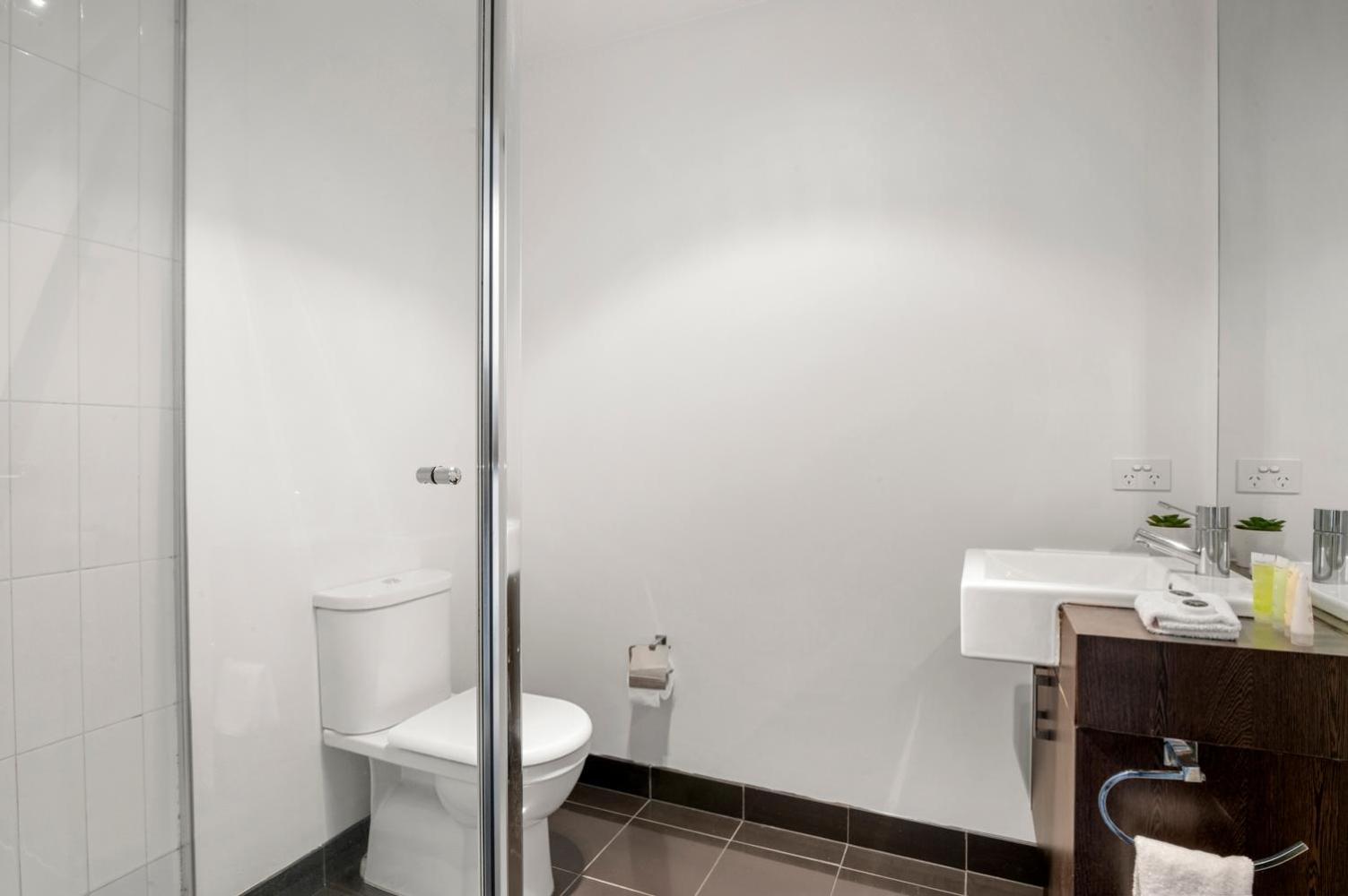 Serene Two Bedroom In Cbd With Free Parking Apartment *