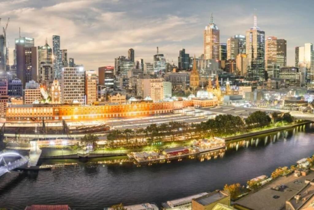 Stylish Comfort On The Park Apartment Melbourne