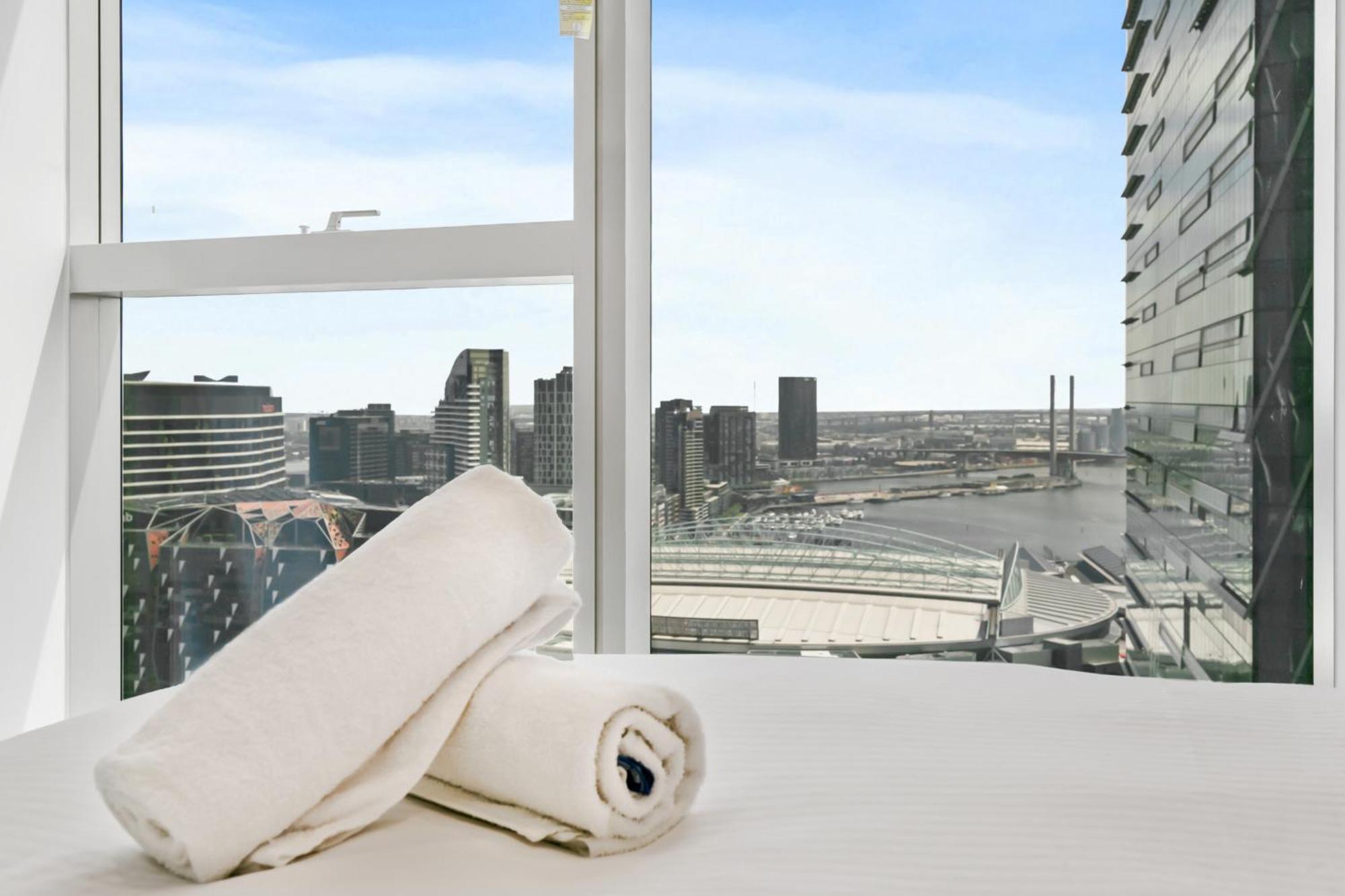 Skyhigh 2br W Stunning River Views, Gym & Pool Apartment *