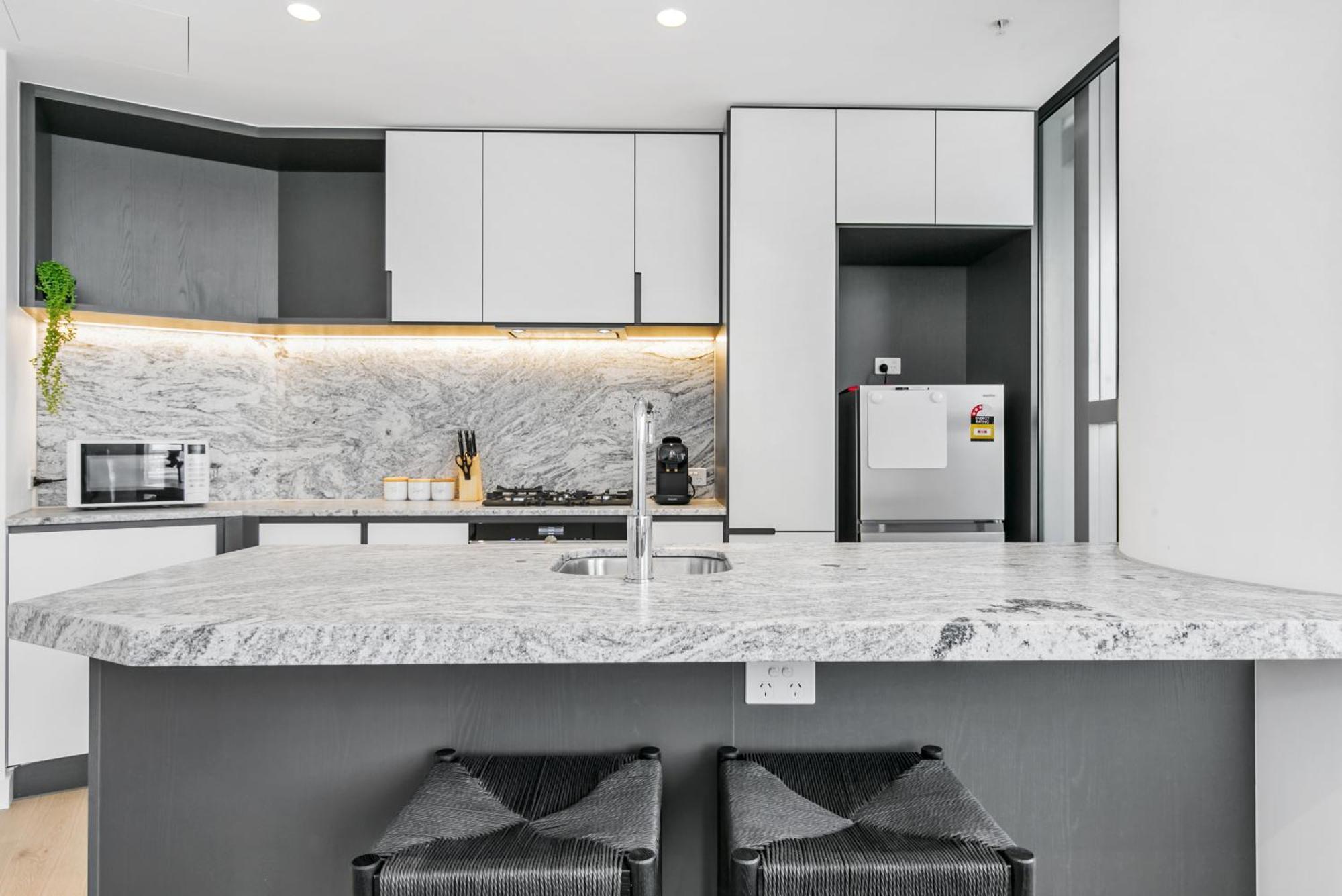 Skyhigh 2br W Stunning River Views, Gym & Pool Apartment