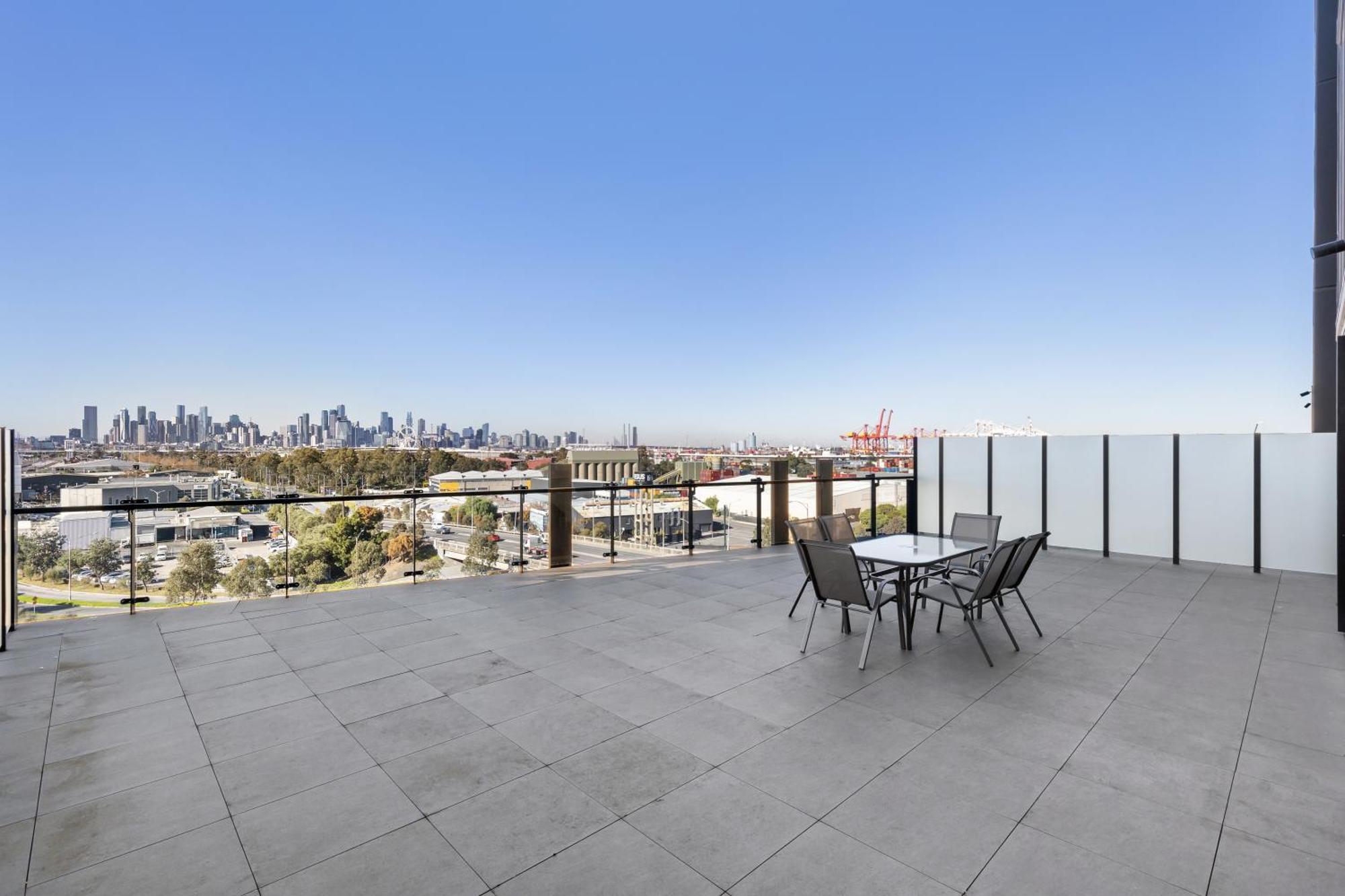 Stunning River & Views And Huge Balcony! Apartment *
