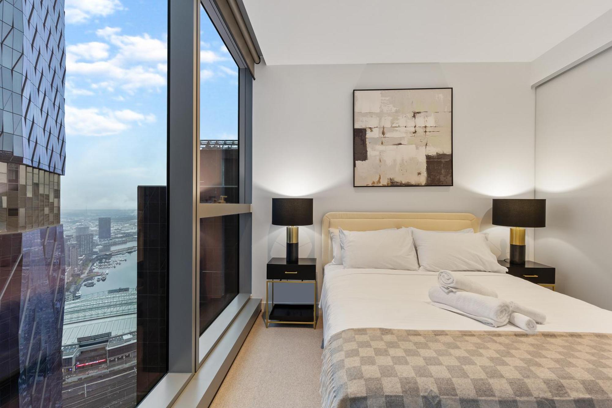 Stunning Views And Cbd Location W Pool Apartment