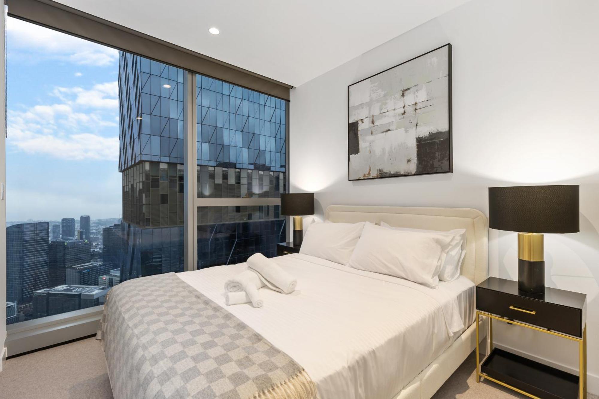 Stunning Views And Cbd Location W Pool Apartment