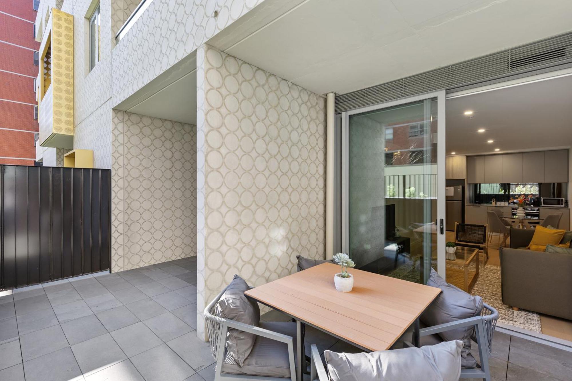 Stylish 1br In Trendy Area W Big Balcony & Parking *