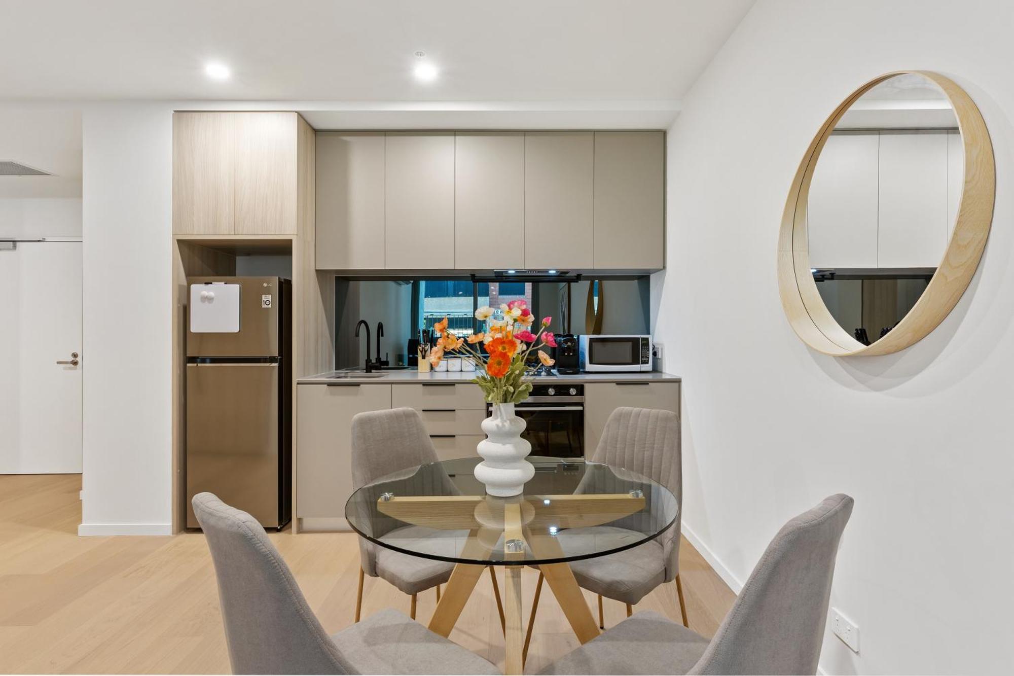 Stylish 1br In Trendy Area W Big Balcony & Parking Melbourne