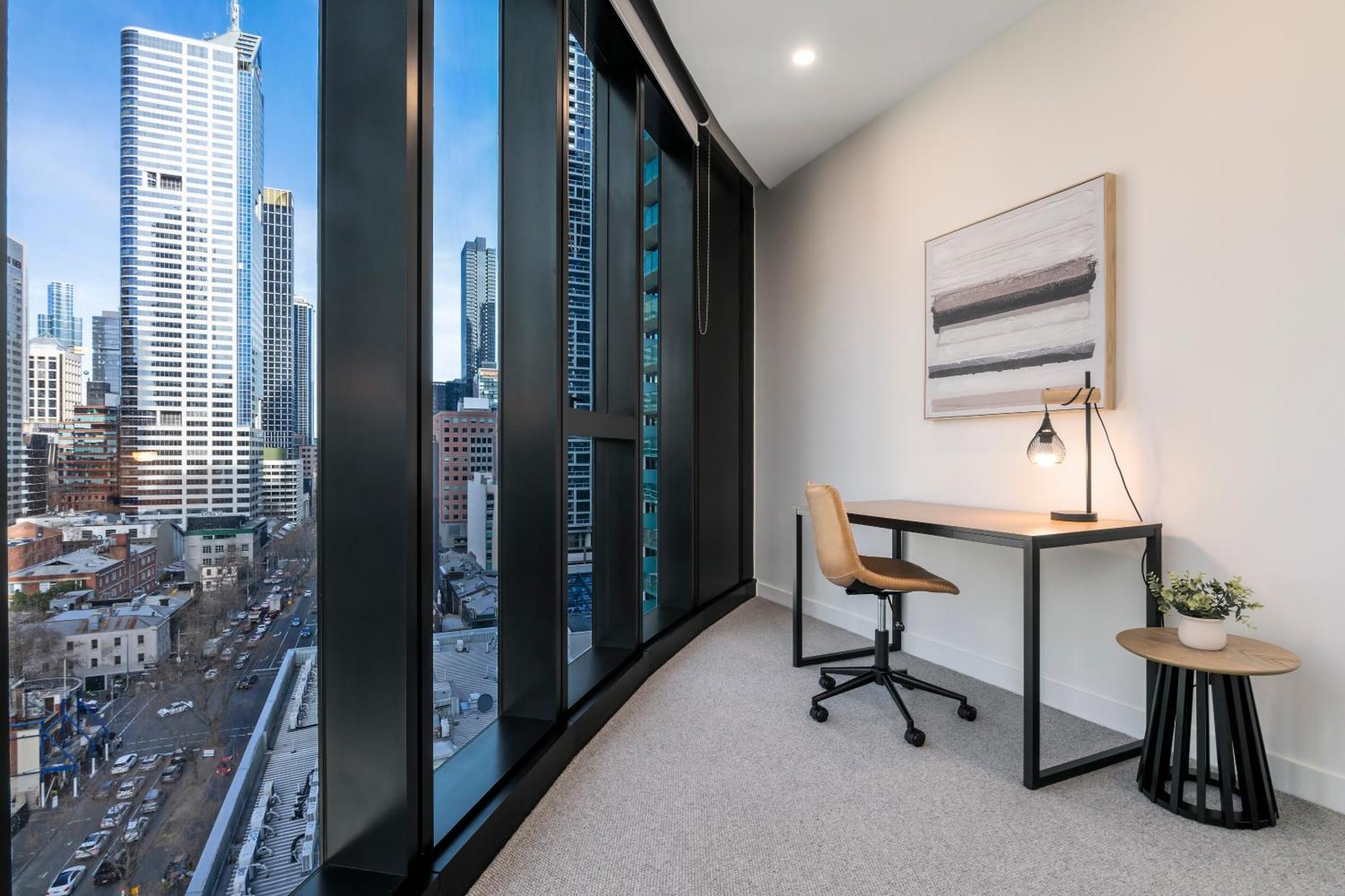 Apartment Stunning 100m Fr Parkland W Views, Pool And Desk