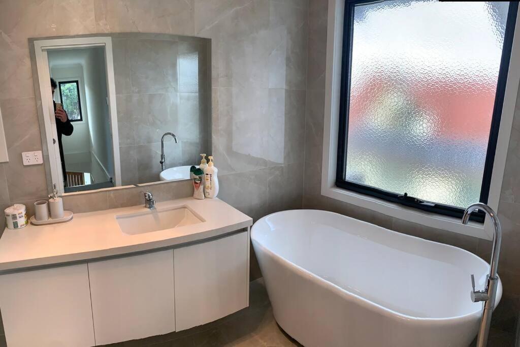 Coburg Lake Retreat Villa Melbourne