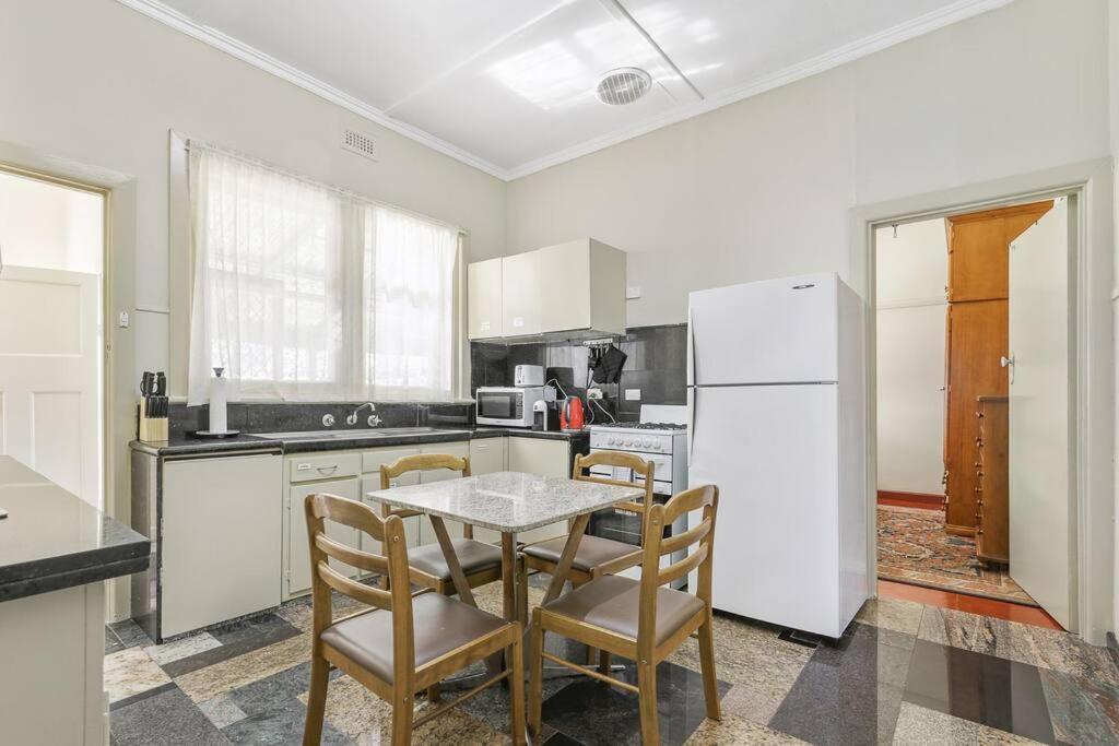 Spacious Urban Delight In Coburg Melbourne