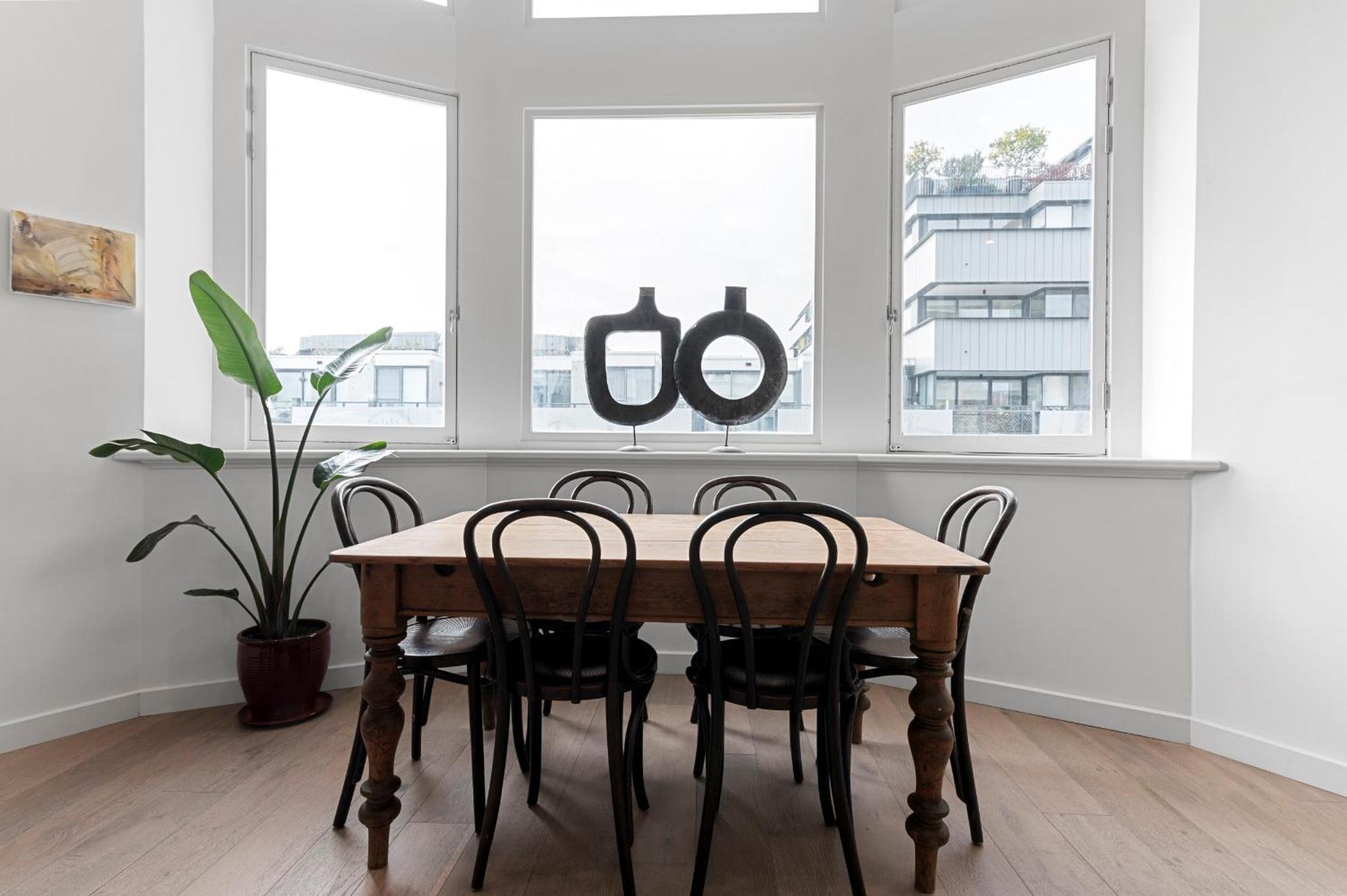 Light-filled Artistic Getaway - Smith St Apartment *