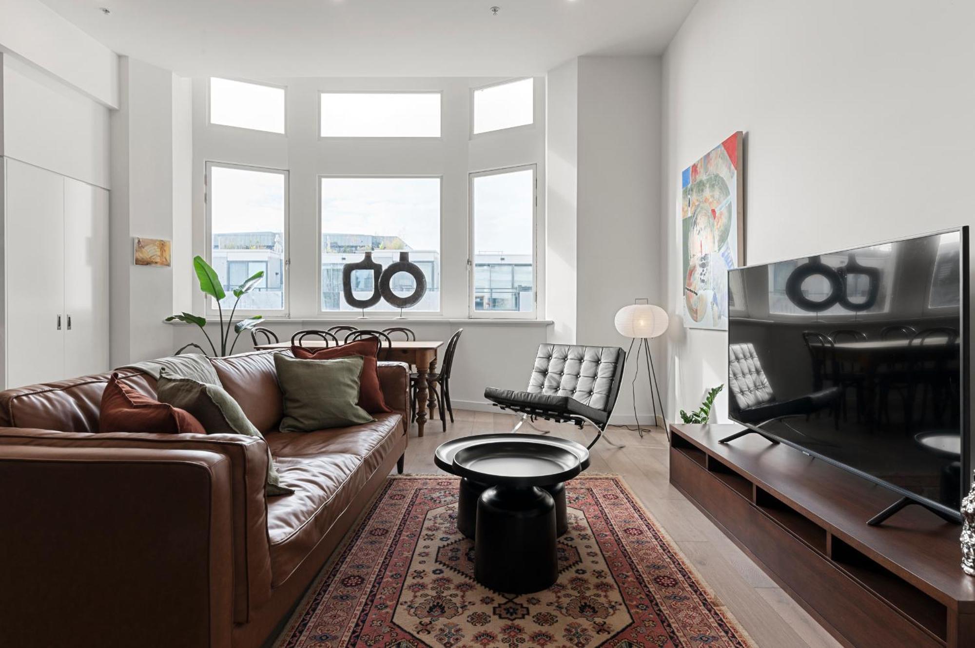 Apartment Light-filled Artistic Getaway - Smith St Melbourne
