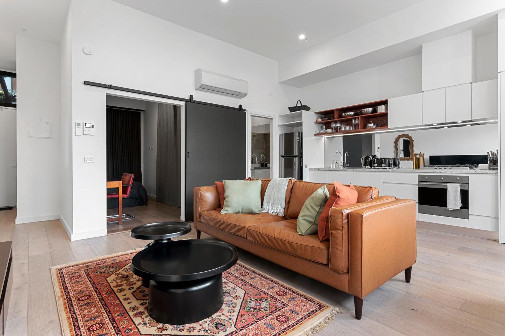 Light-filled Artistic Getaway - Smith St Apartment Melbourne