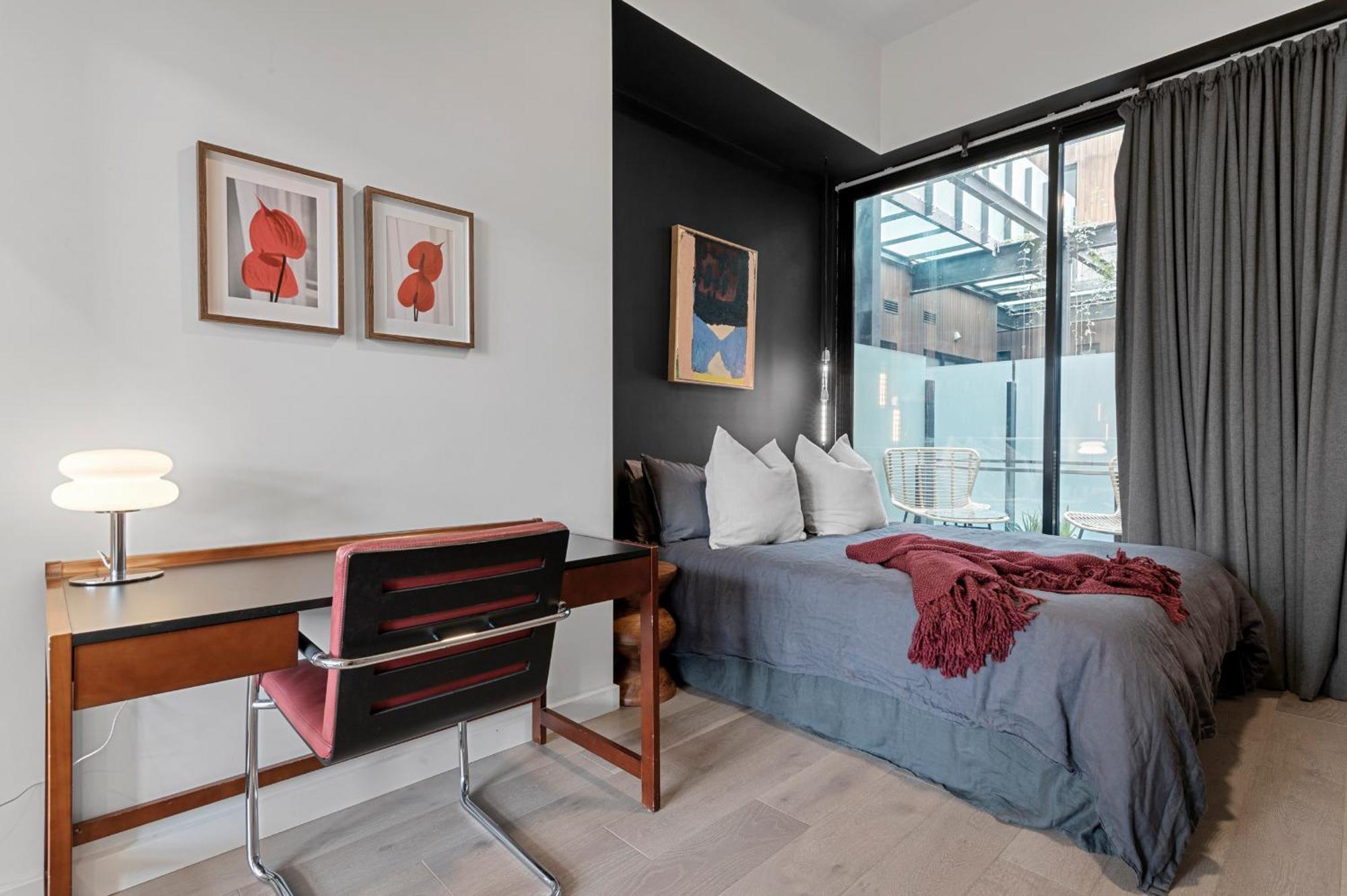 Light-filled Artistic Getaway - Smith St Melbourne