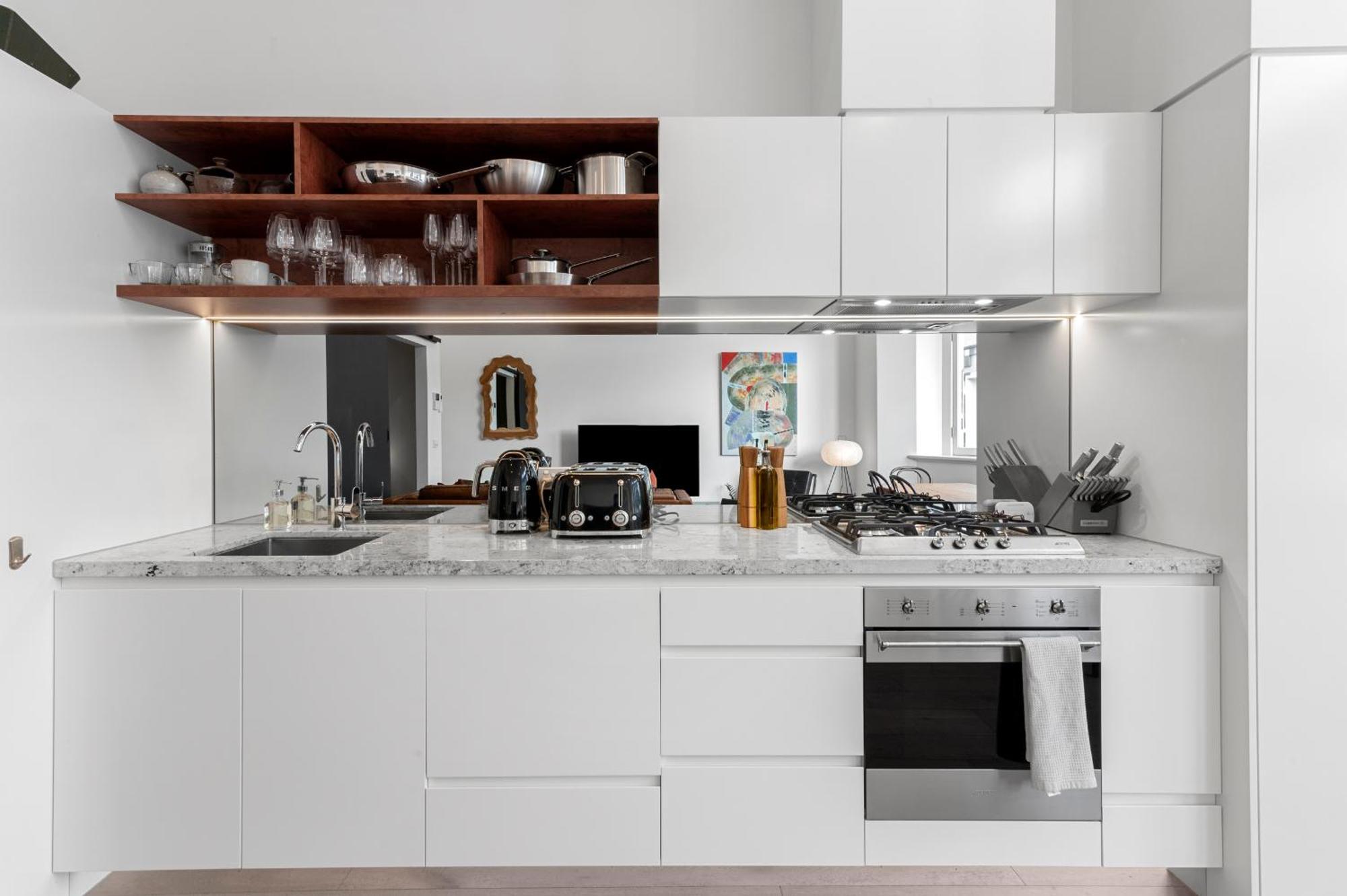 Light-filled Artistic Getaway - Smith St Apartment *