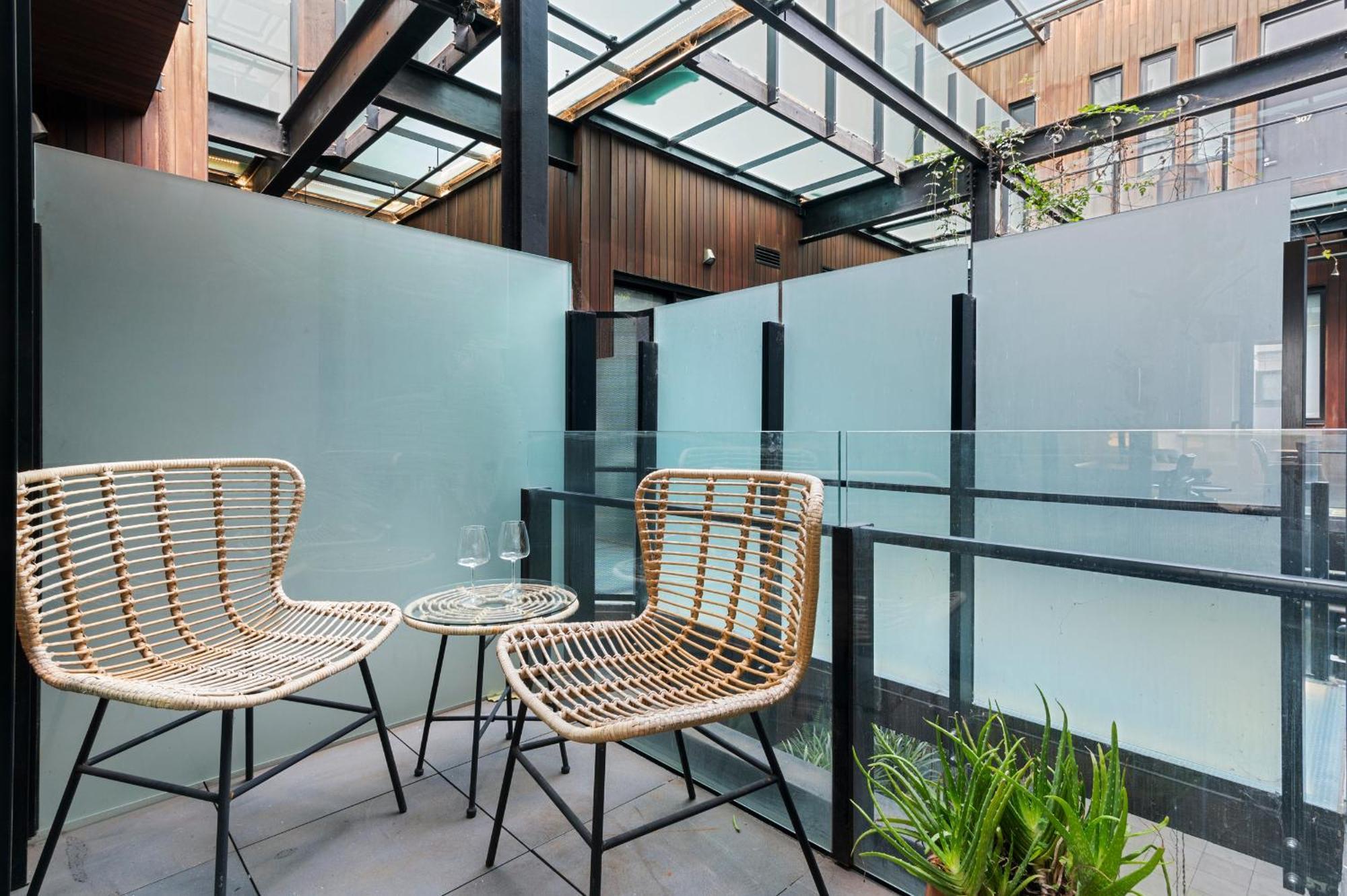 Light-filled Artistic Getaway - Smith St * Melbourne