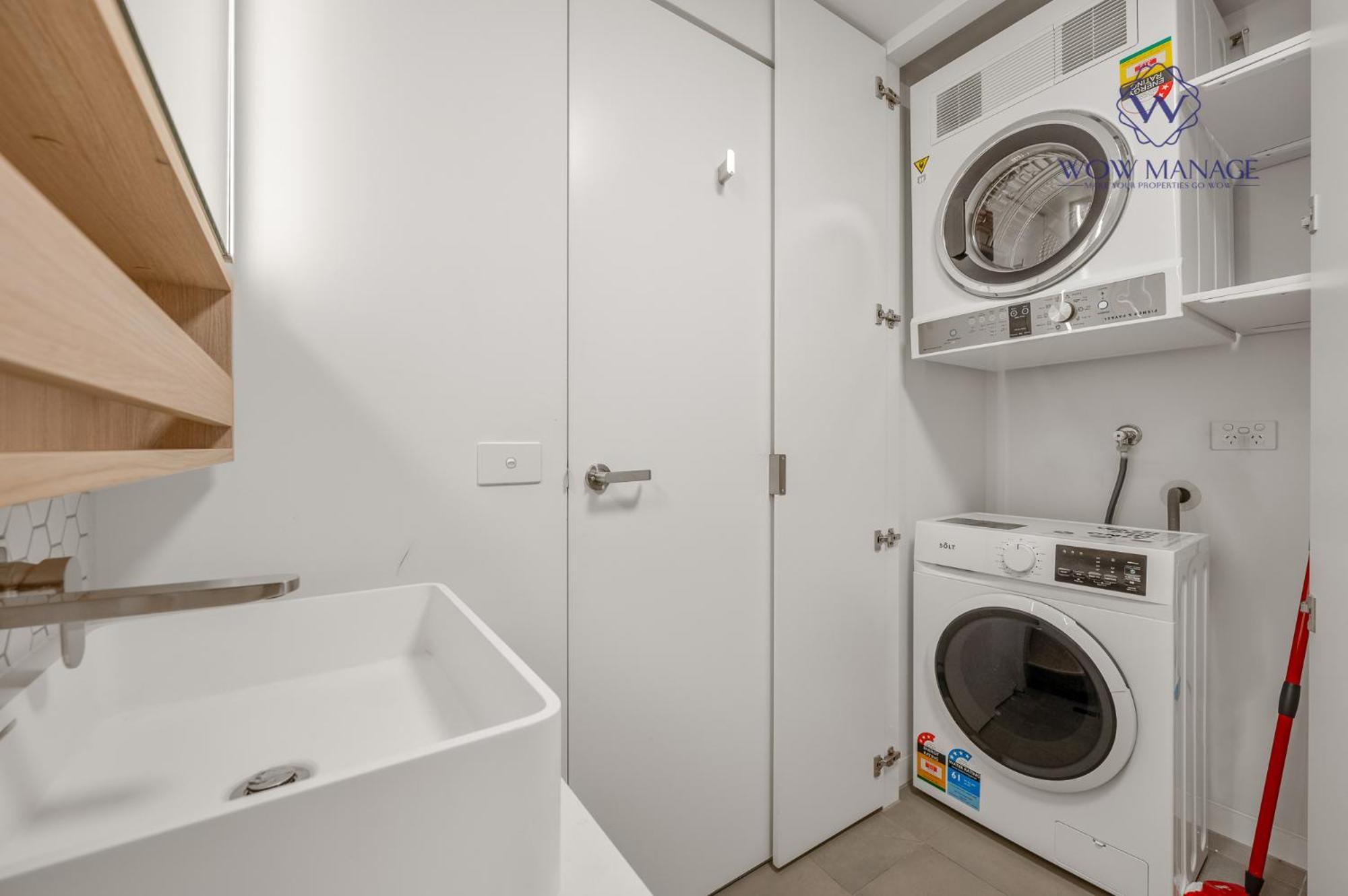 Wow Self-contained On Hall Apartment *