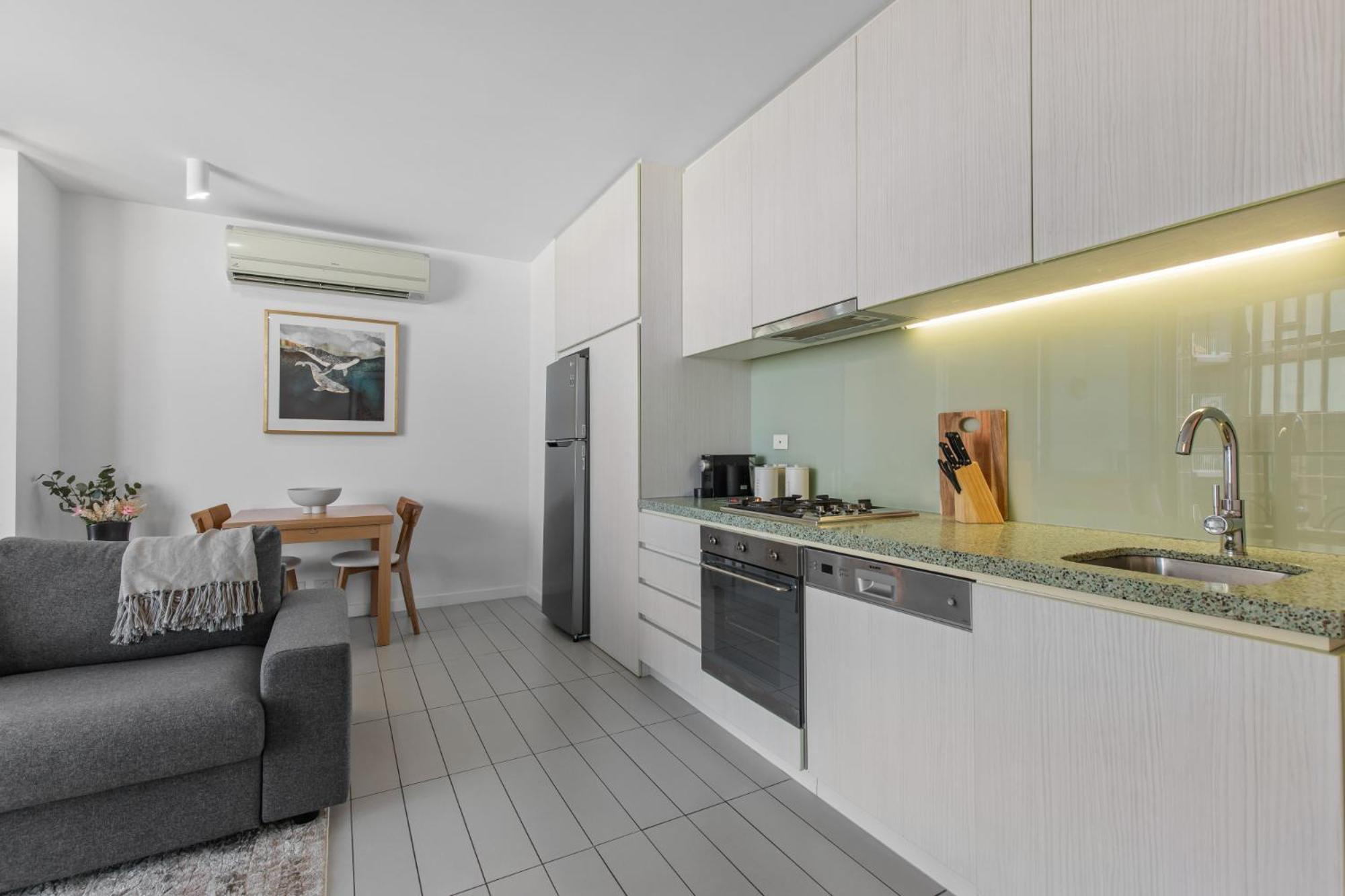 Apartment Chic 1-bed With Harbour Views & Pool By Tram Line Melbourne