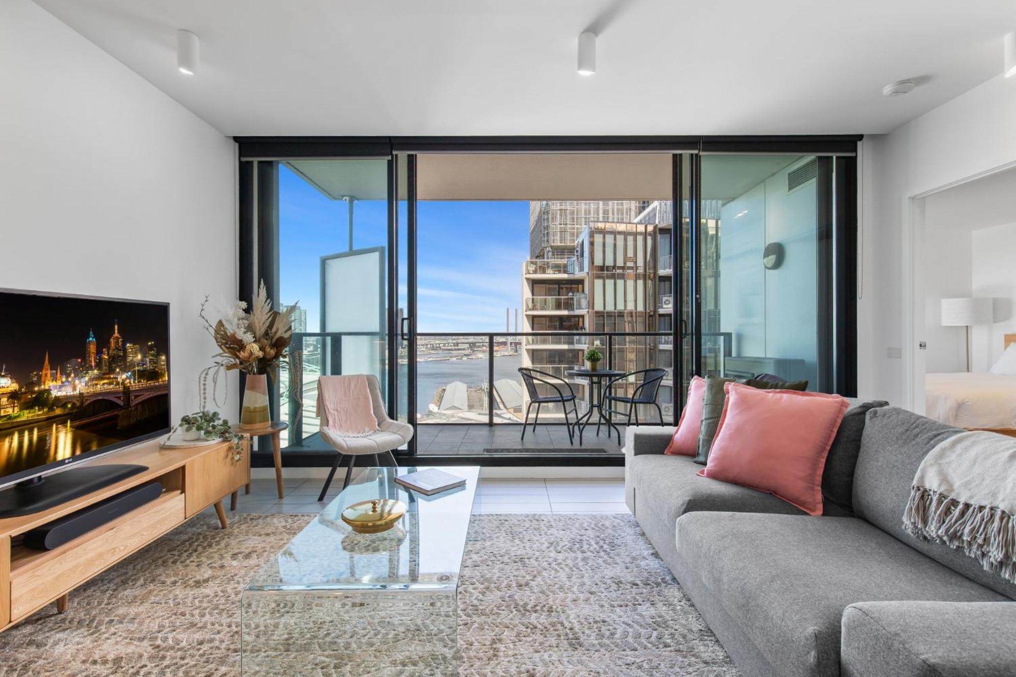 Chic 1-bed With Harbour Views & Pool By Tram Line Apartment *