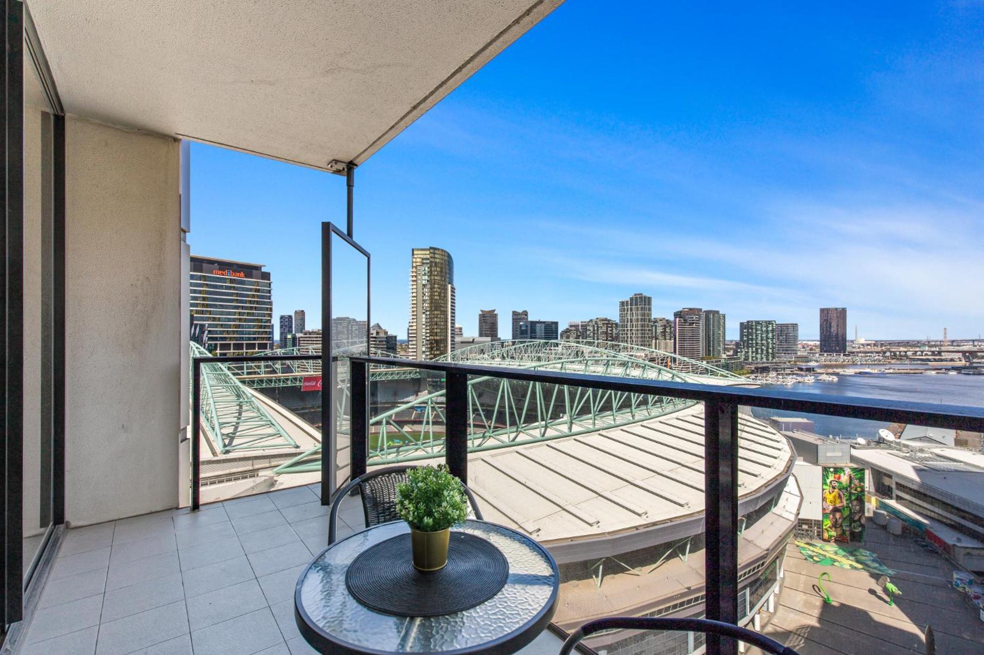 Chic 1-bed With Harbour Views & Pool By Tram Line Melbourne