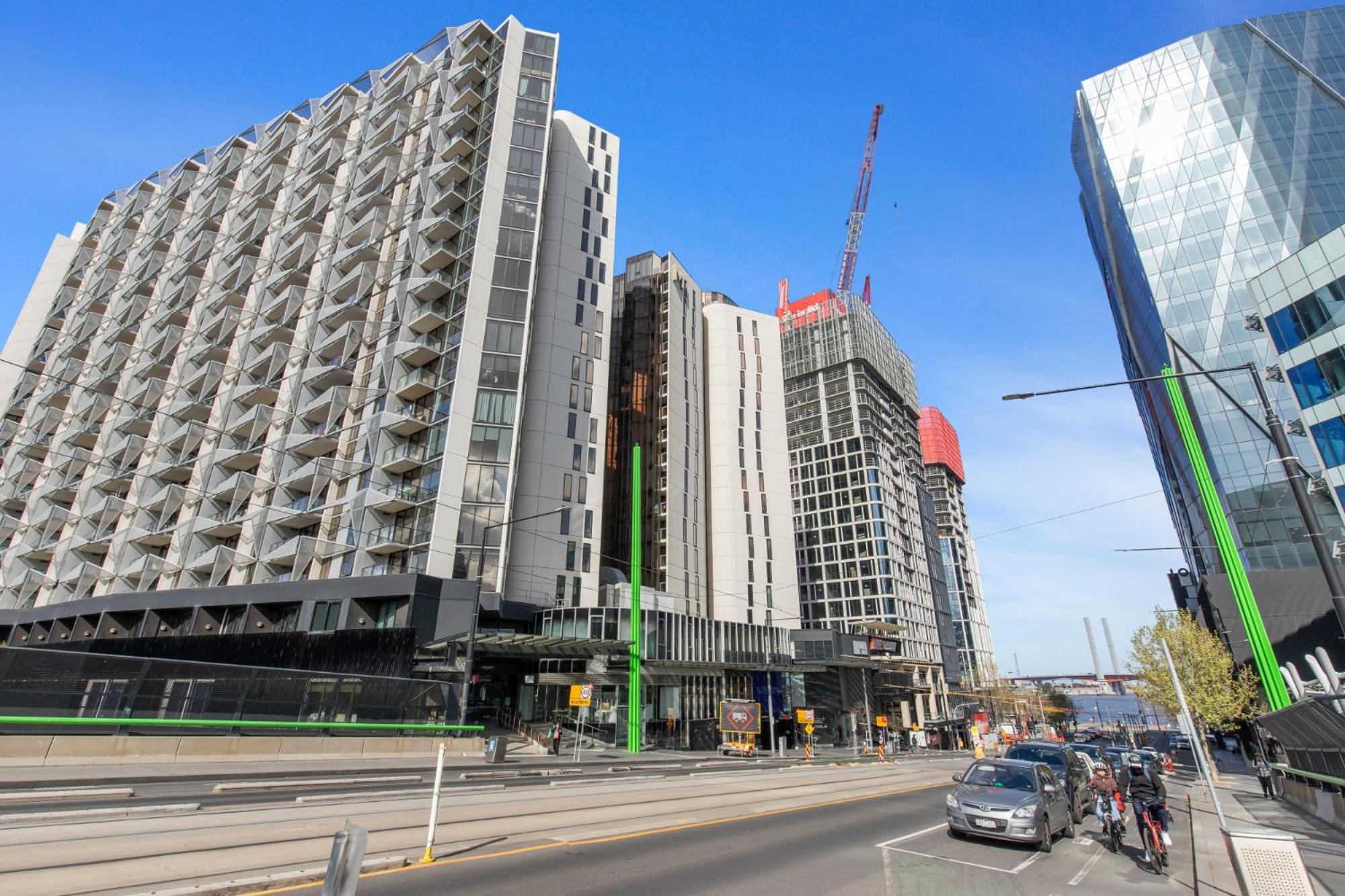 Apartment Chic 1-bed With Harbour Views & Pool By Tram Line *