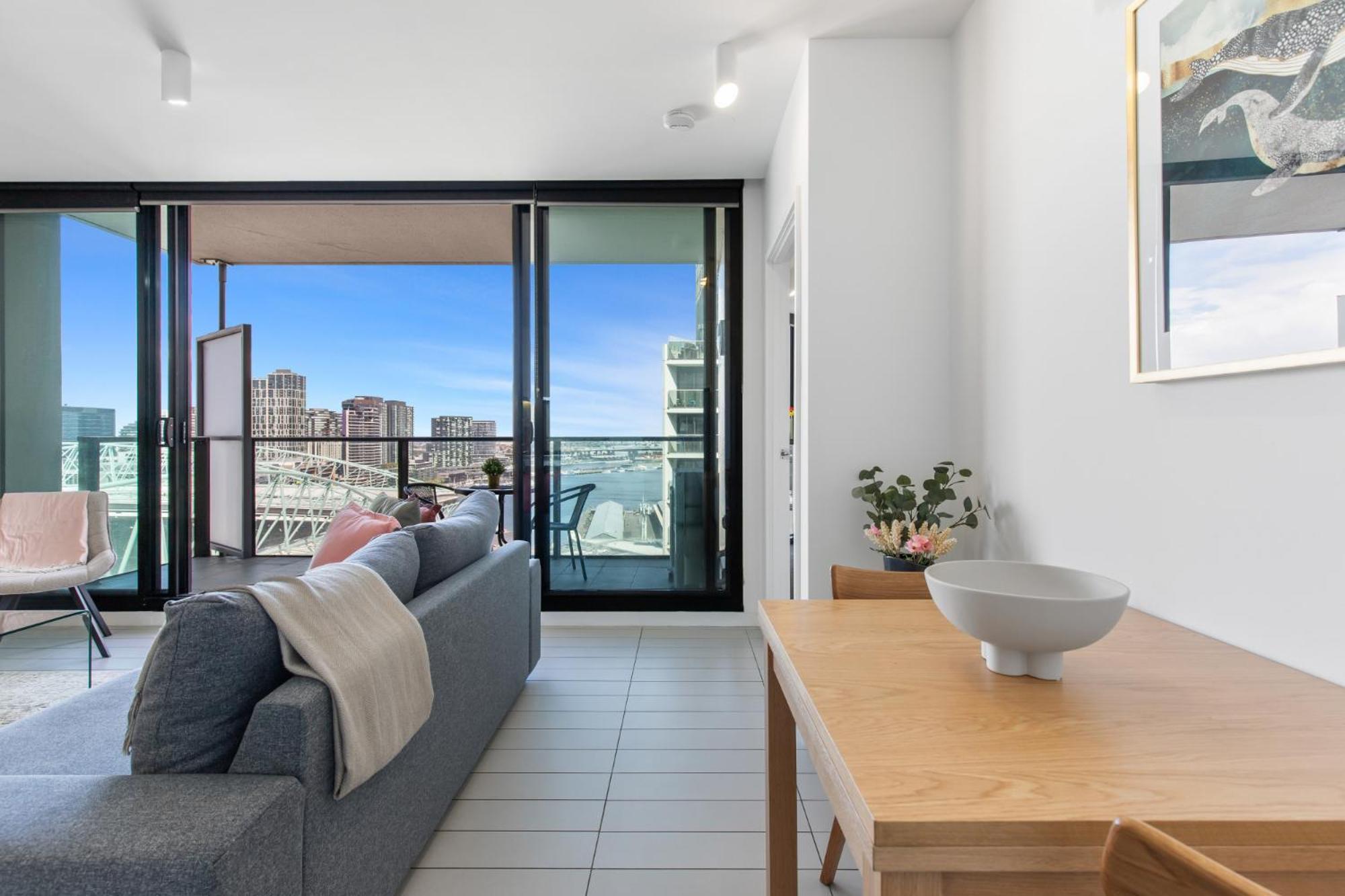 Chic 1-bed With Harbour Views & Pool By Tram Line