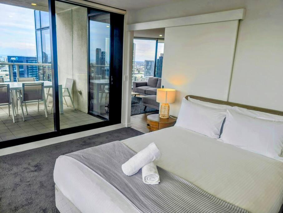 Panoramic Docklands Apartment