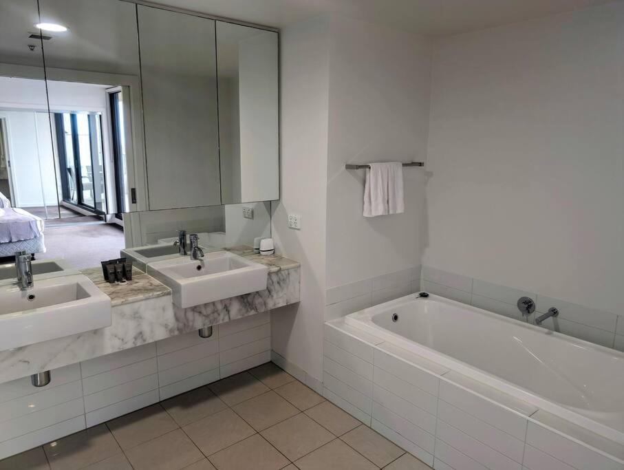 Panoramic Docklands Apartment