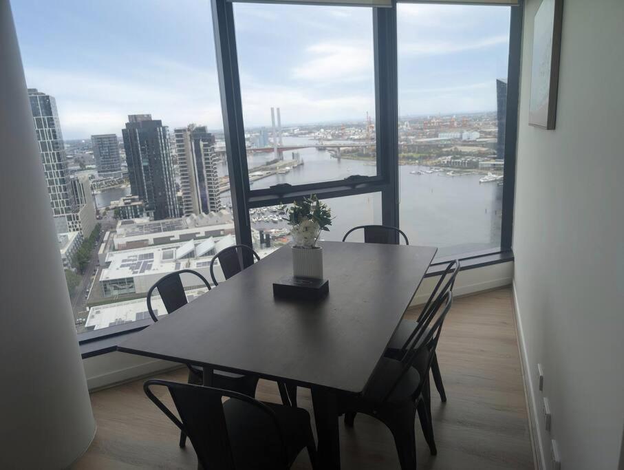 Panoramic Docklands Apartment Melbourne