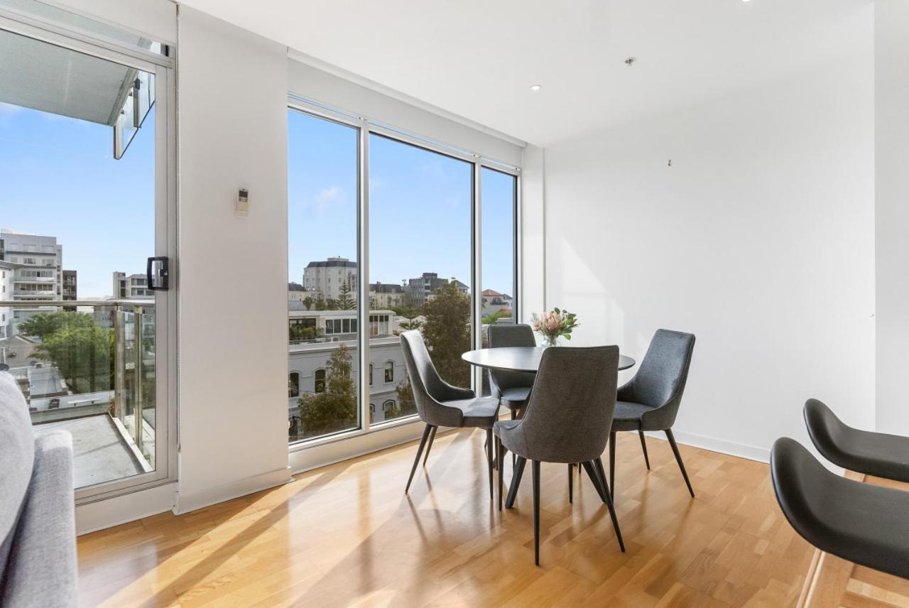 Port And A Glimpse Of The Sparkling Bay - Sleeps 4 Apartment Melbourne