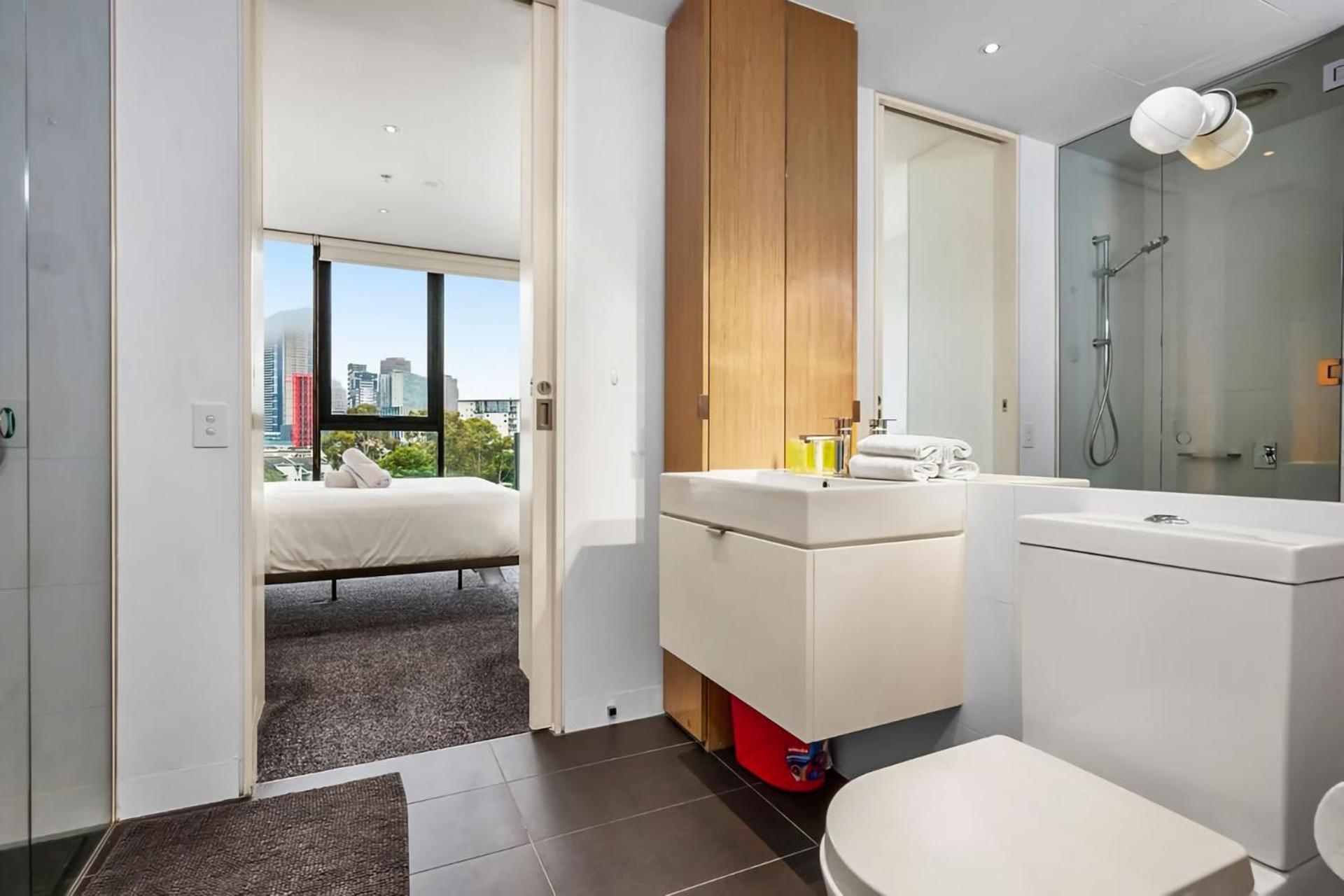 Stunning Cbd Views + Free Parking Apartment *