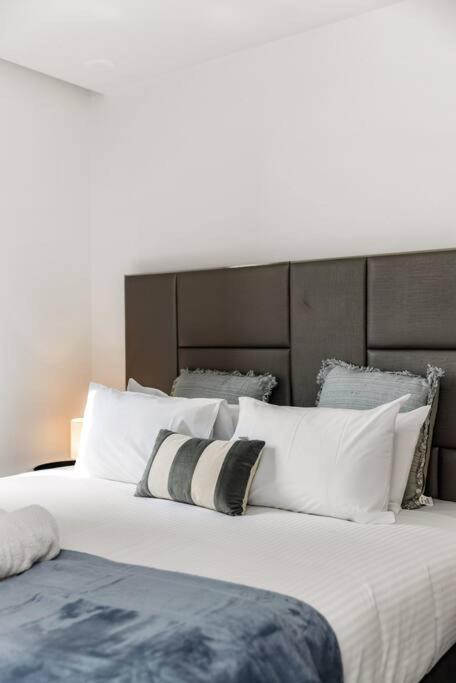 View 2 Bedroom In The Heart Of Apartment Melbourne