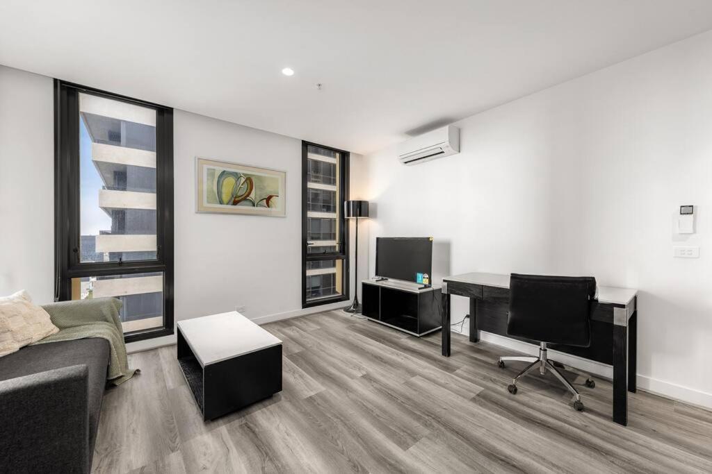 View 2 Bedroom In The Heart Of *