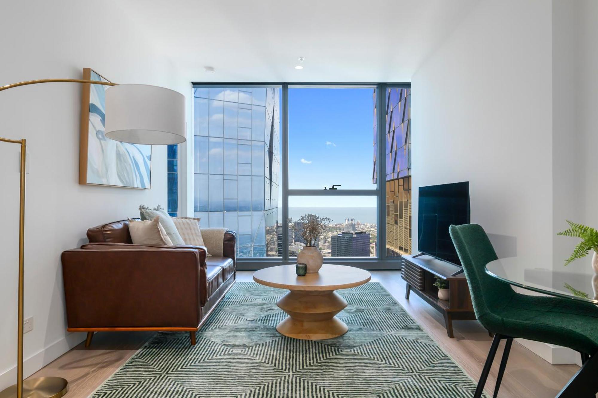 Apartment Bay And River Views In Location With Pool