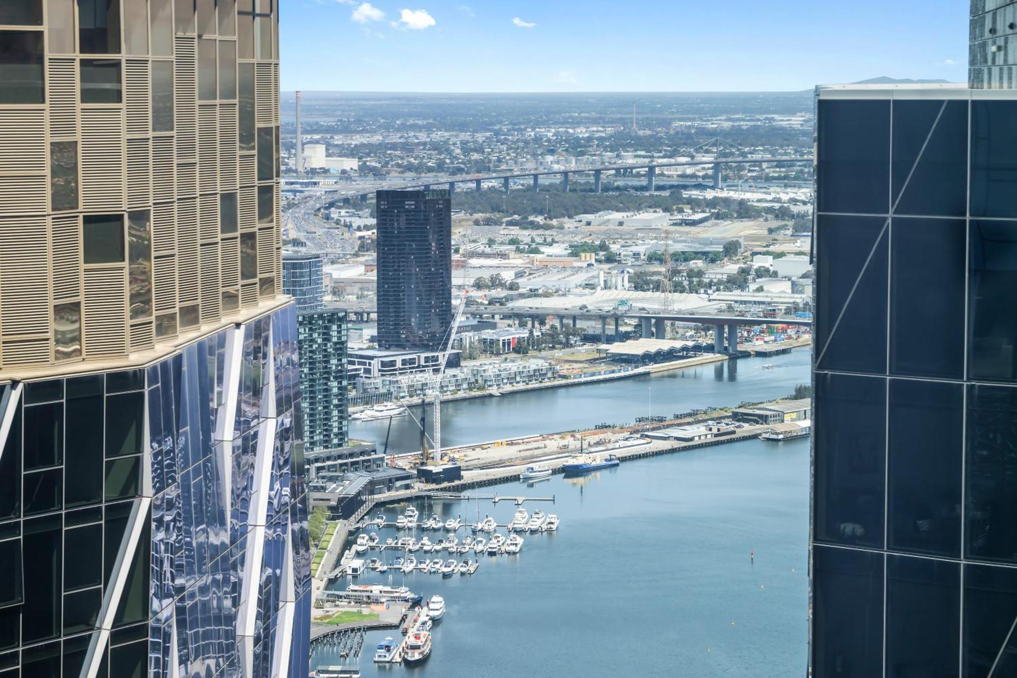 Apartment Bay And River Views In Location With Pool Melbourne