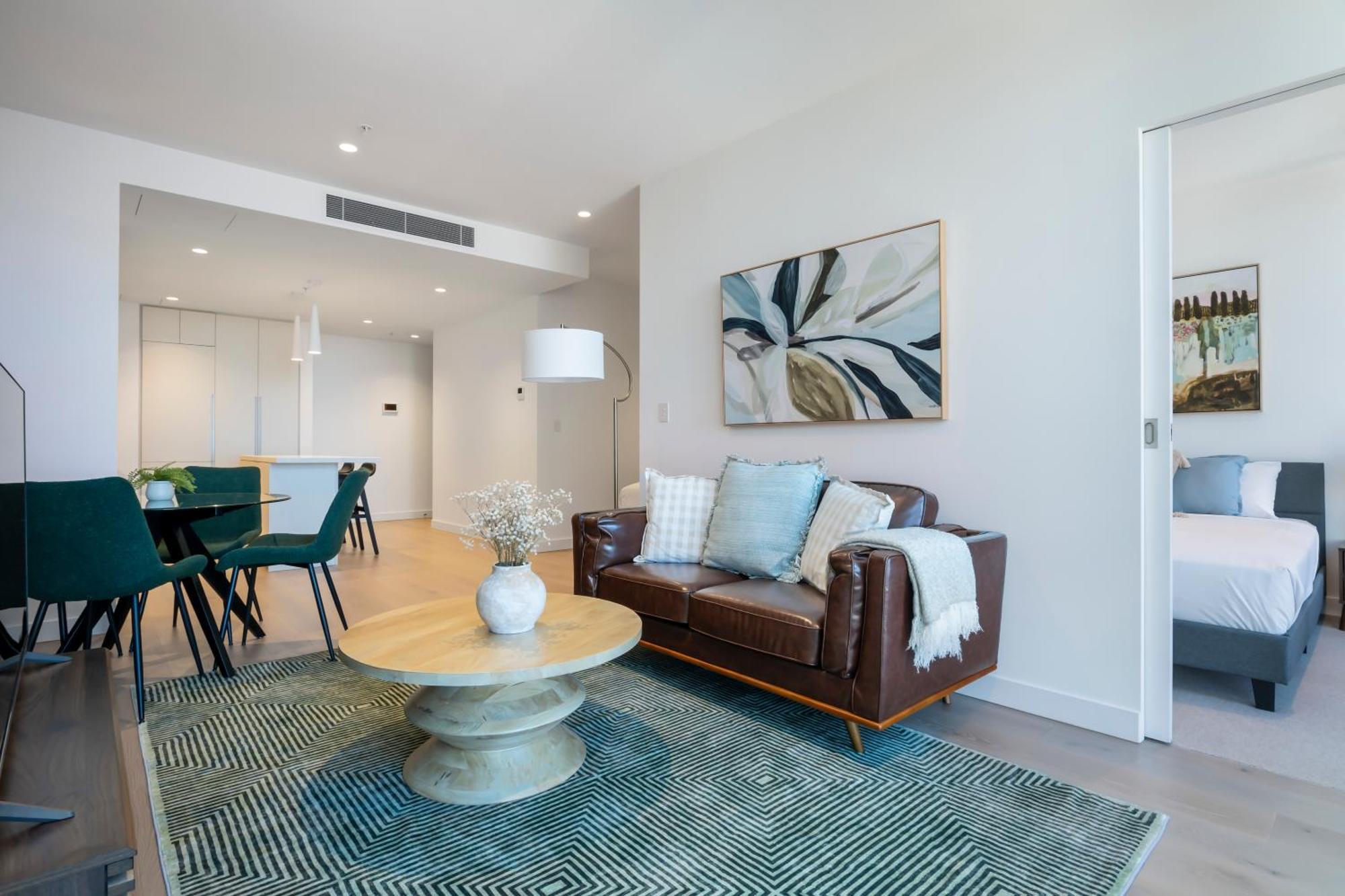 Apartment Bay And River Views In Location With Pool