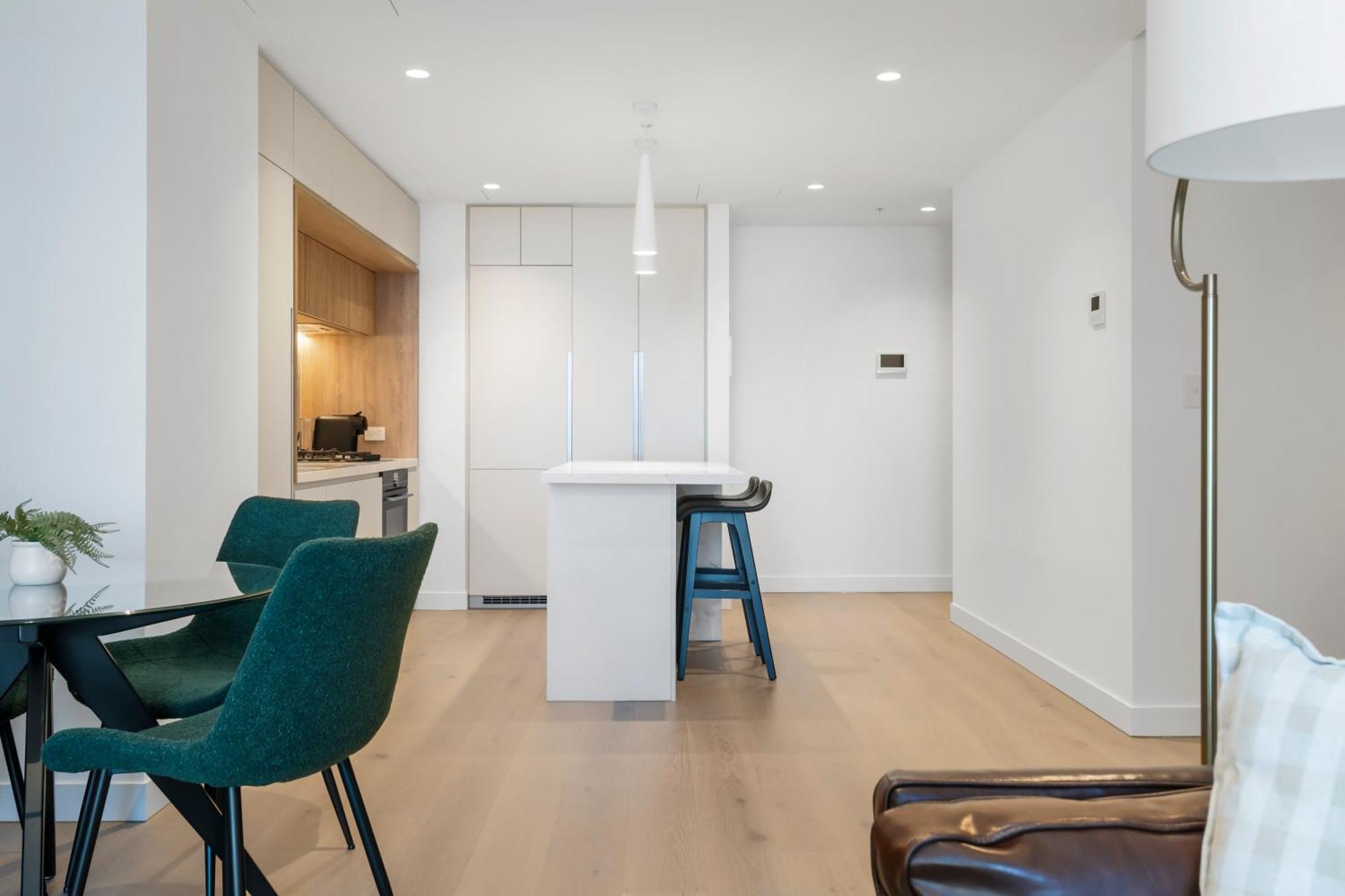 Apartment Bay And River Views In Location With Pool Melbourne