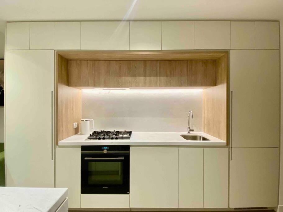 Apartment Chic 2br Luxury In Prime West Side Complex Center Of It *