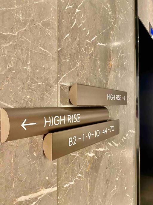 Chic 2br Luxury In Prime West Side Complex Center Of It Apartment *