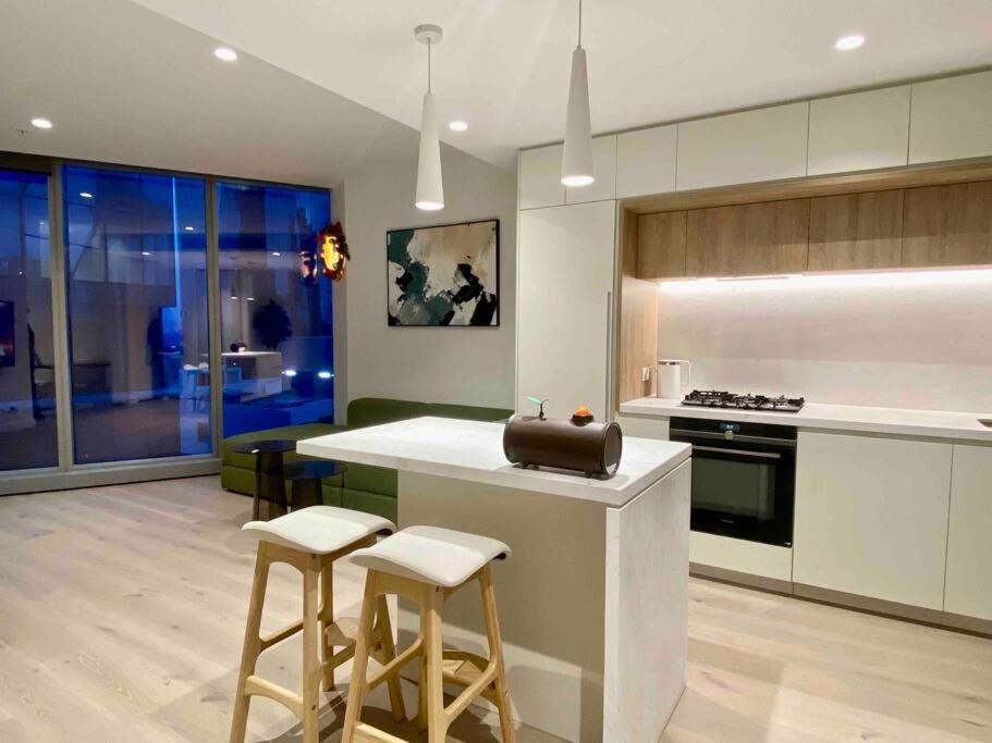 Chic 2br Luxury In Prime West Side Complex Center Of It Melbourne