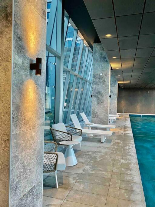 Chic 2br Luxury In Prime West Side Complex Center Of It Apartment
