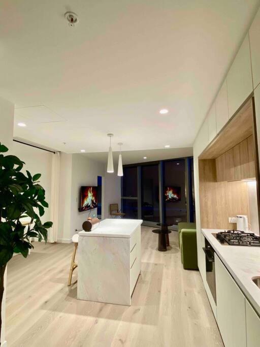 Apartment Chic 2br Luxury In Prime West Side Complex Center Of It