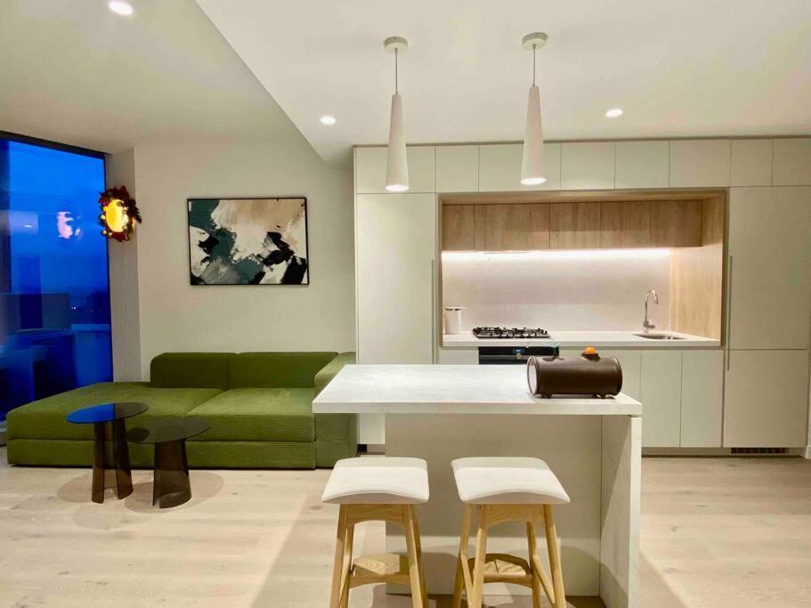 Chic 2br Luxury In Prime West Side Complex Center Of It * Melbourne